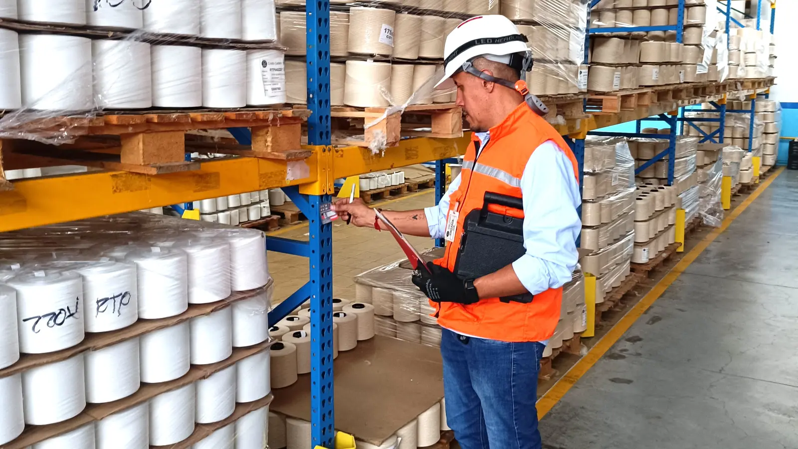 Inspector de Slimrack revisando estanterías industriales en una bodega en Colombia