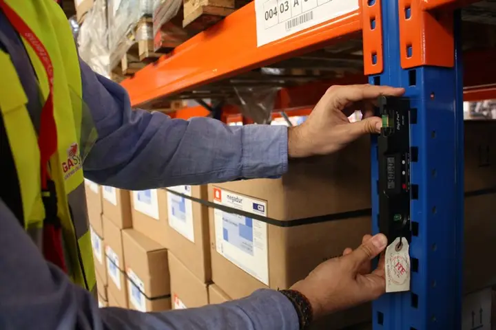 Verificación de vigas de estantería industrial
